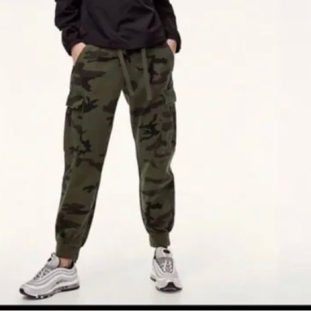 TNA Sz S Aritzia Cargo Camo Pants with Many Pockets Jogger Style